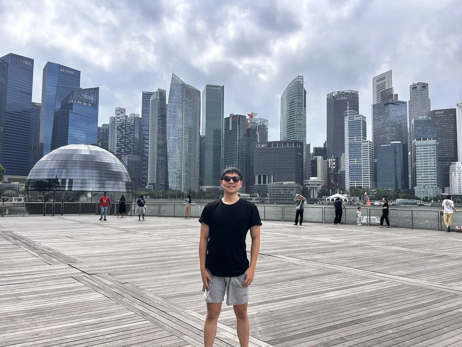 Frank 站在新加坡濱海灣金融區前