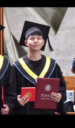 東海大學畢業典禮，Frank 上台領取畢業證書