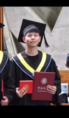 Frank 於私立大學畢業典禮上台領取畢業證書