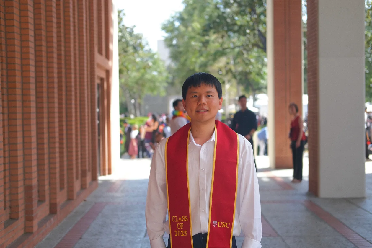 Frank 於美國南加大（USC）電機系畢業典禮